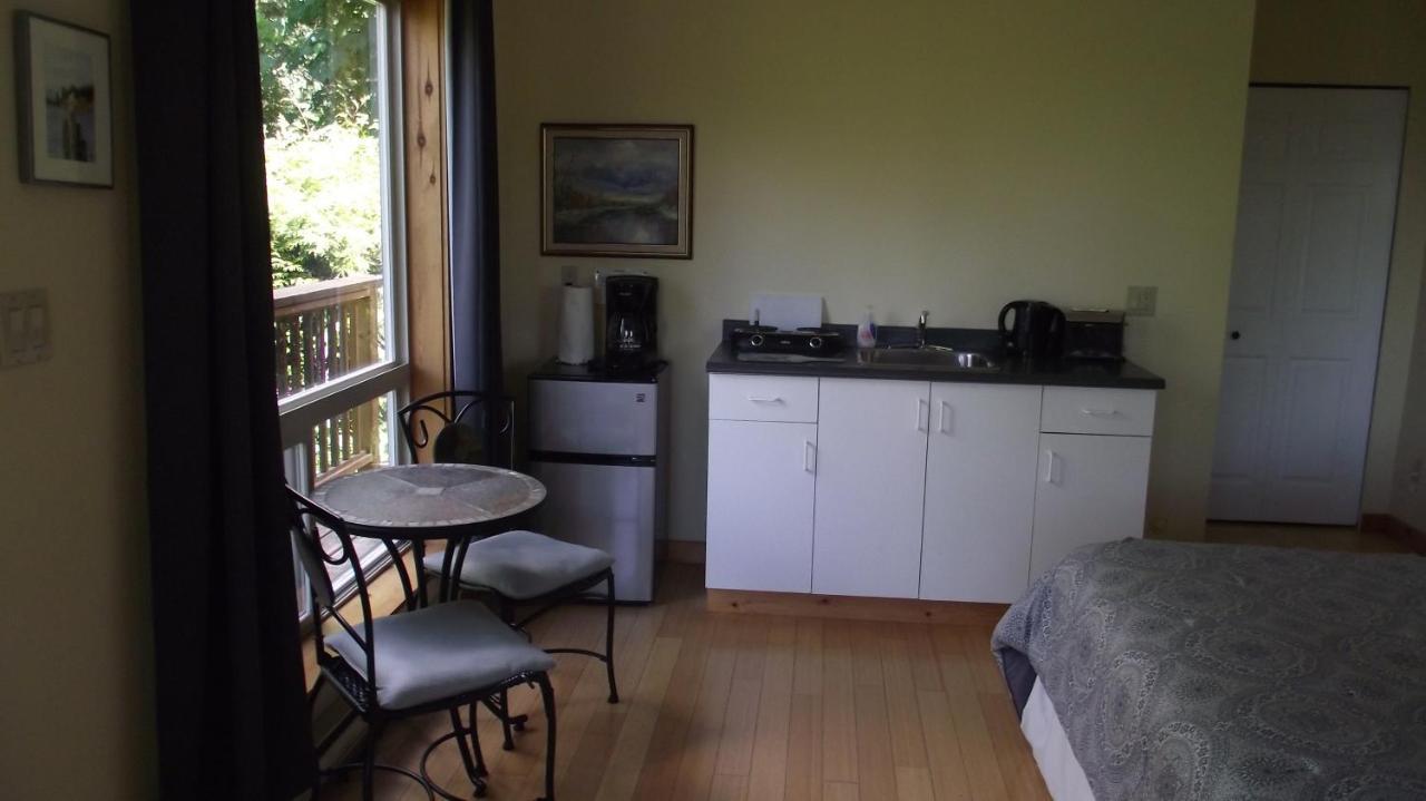 Secret Cove Cottage Suites Halfmoon Bay Екстер'єр фото