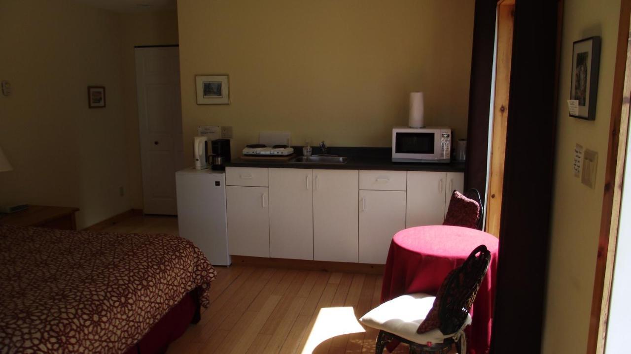 Secret Cove Cottage Suites Halfmoon Bay Екстер'єр фото